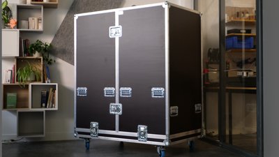 Thanks to this tailor-made flight case, you can safely transport your holographic showcase. This hardened case protects your product against impacts.