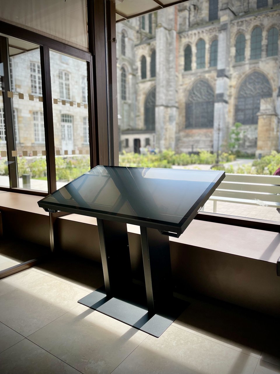 Photo of a touch table installed in the gallery of the Notre-Dame-en-Vaux Cloister Museum