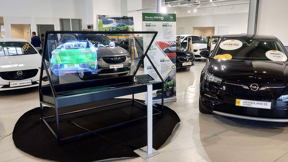 hologramme de présentation des nouveaux modèles Mokka et Mokka-e dans un iris 75